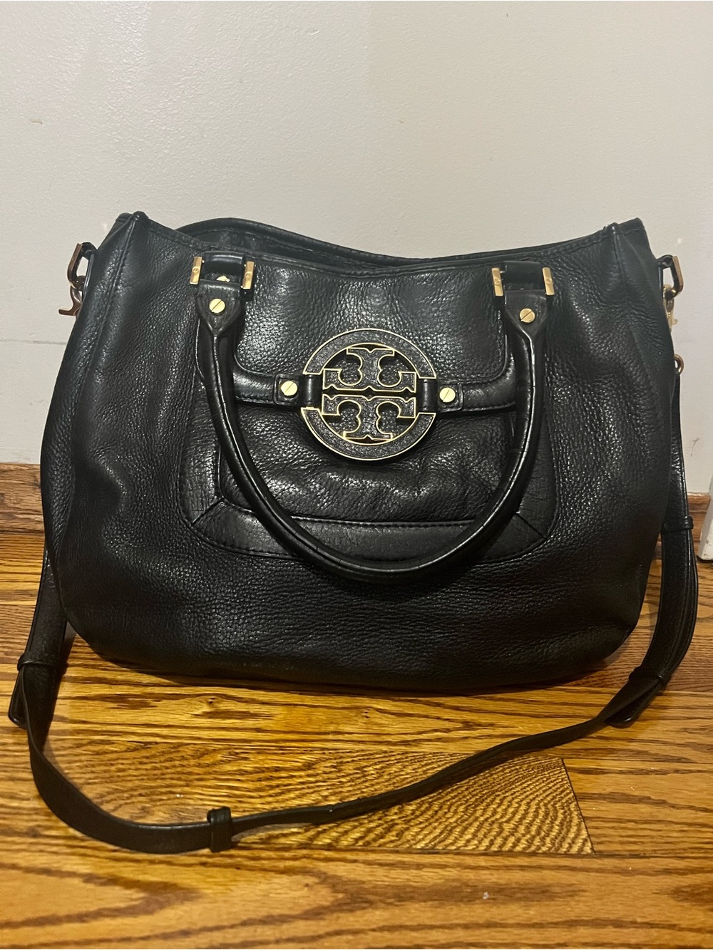 Tory Burch Black Leather Amanda hobo Bag with Gold Logo Medallion
